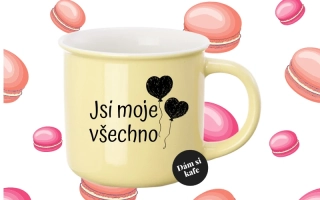 Barevný hrnek Jsi moje všechno