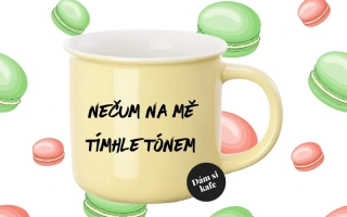 Barevný hrnek Nečum na mě tímhle tónem