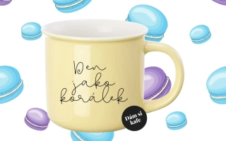 Barevný hrnek Den jako korálek