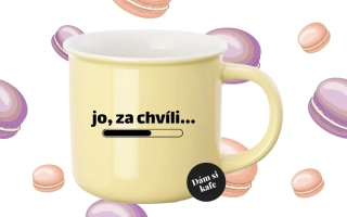 Barevný hrnek Jo, za chvíli...