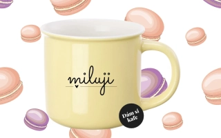 Barevný hrnek Miluji