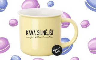 Barevný hrnek Káva silnější než studenti