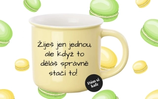 Barevný hrnek Žiješ jen jednou