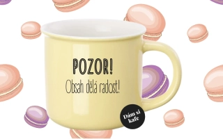Barevný hrnek Pozor obsah dělá radost