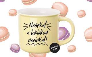 Barevný hrnek Nesrkat a lžičkou necinkat