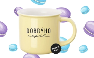 Barevný hrnek Dobrýho nepálí