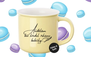 Barevný hrnek Andělům bez křídel říkáme babičky