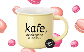 Barevný hrnek Kafe, protože na víno je moc brzo