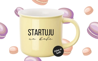 Barevný hrnek Startuju na kafe