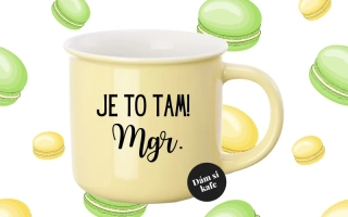 Barevný hrnek Je to tam Mgr.