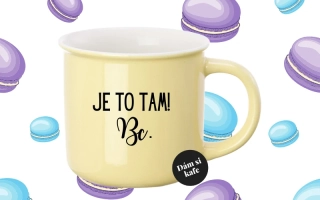 Barevný hrnek Je to tam Bc.