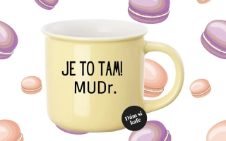 Barevný hrnek Je to tam MUDr.