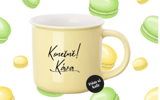 Barevný hrnek Konečně káva