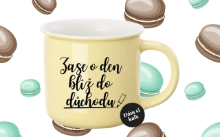 Barevný hrnek Zase o den blíž do důchodu