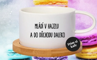 Šálek makronka Mládí v hajzlu a do důchodu daleko