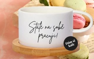Šálek makronka Stále na sobě pracuji!