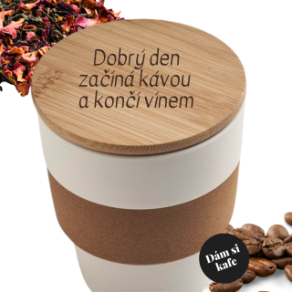 Plastový kelímek s korkem a bambusovým víčkem s gravírováním Dobrý den začíná kávou a končí vínem
