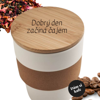 Plastový kelímek s korkem a bambusovým víčkem s gravírováním Dobrý den začíná čajem