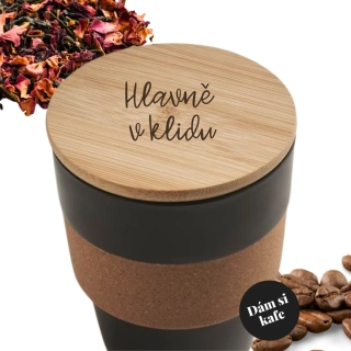 Plastový kelímek s korkem a bambusovým víčkem s gravírováním Hlavně v klidu