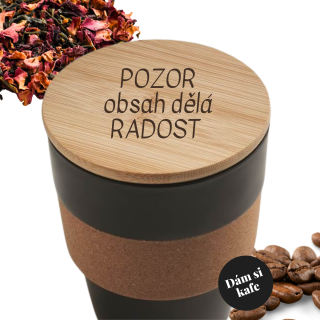 Plastový kelímek s korkem a bambusovým víčkem s gravírováním Pozor obsah dělá radost