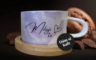 Šálek makronka fialová MILUJI TĚ