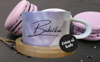 Šálek makronka fialová Babička
