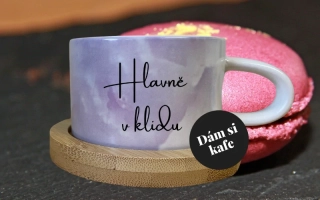 Šálek makronka fialová Hlavně v klidu