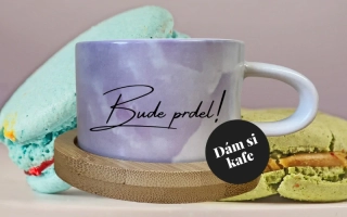 Šálek makronka fialová Bude prdel!