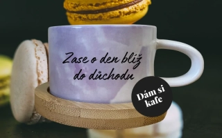 Šálek makronka fialová Zase o den blíž do důchodu