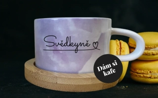 Šálek makronka fialová Svědkyně