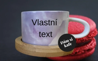 Šálek makronka fialová s Vlastním textem