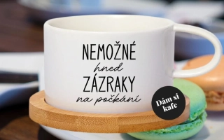 Šálek makronka Nemožné hned, zázraky na počkání