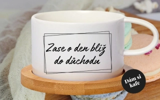 Šálek makronka Zase o den blíž do důchodu