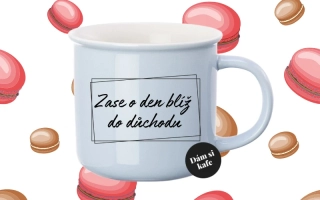 Barevný hrnek Zase o den blíž do důchodu