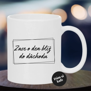 Keramický hrnek Zase o den blíž do důchodu