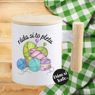 Keramický hrnek s dřevěným uchem a víčkem Ráda si to pletu