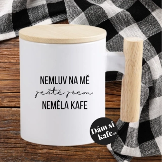 Keramický hrnek s dřevěným uchem a víčkem Nemluv na mě ještě jsem neměla kafe