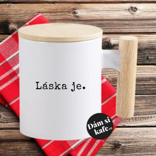 Keramický hrnek s dřevěným uchem a víčkem Láska je.