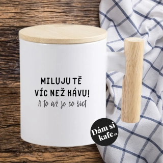 Keramický hrnek s dřevěným uchem a víčkem Miluju tě víc než kávu