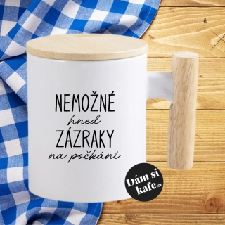 Keramický hrnek s dřevěným uchem a víčkem Nemožné hned, zázraky na počkání