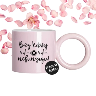 Růžový hrnek s velkým uchem Bez kávy nefunguju