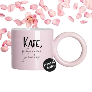 Růžový hrnek s velkým uchem Kafe, protože na víno je moc brzo