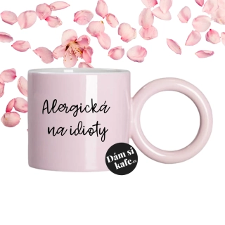 Růžový hrnek s velkým uchem Alergická na idioty
