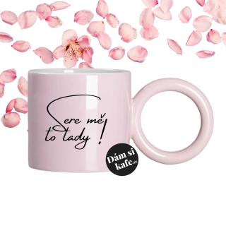 Růžový hrnek s velkým uchem Sere mě to tady!