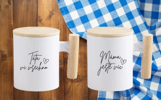 Keramický hrnek s dřevěným uchem a víčkem Sada Táta ví všechno & Máma ještě víc