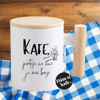 Keramický hrnek s dřevěným uchem a víčkem Kafe, protože na víno je moc brzo