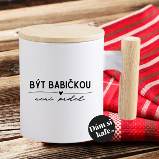 Keramický hrnek s dřevěným uchem a víčkem Být babičkou není prdel