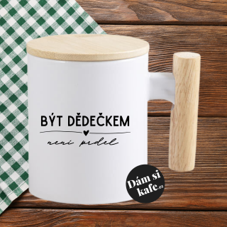Keramický hrnek s dřevěným uchem a víčkem Být dědečkem není prdel