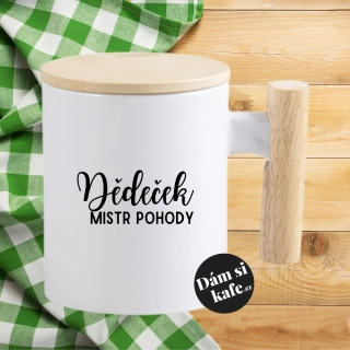 Keramický hrnek s dřevěným uchem a víčkem DĚDEČEK mistr pohody