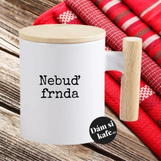 Keramický hrnek s dřevěným uchem a víčkem Nebuď frnda